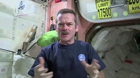 Chris Hadfield przyrządza kanapkę