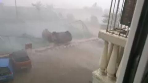 Cyklon Vardah uderzył w Ćennaj