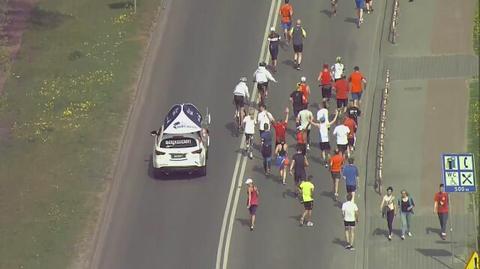 Helikopter TVN24 śledził biegaczy krok w krok