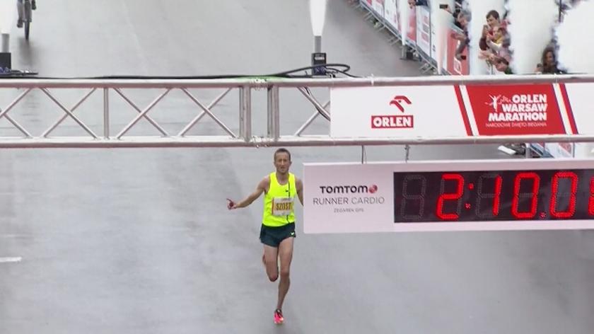 Henryk Szost wbiega na metę Orlen Warsaw Marathon