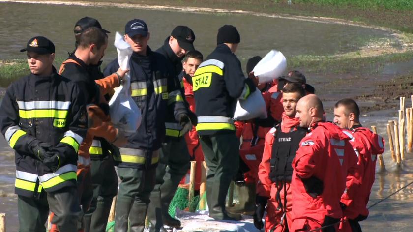 Kilka godzin strażacy walczyli z przeciekającym wałem w miejscowości Rzeczna