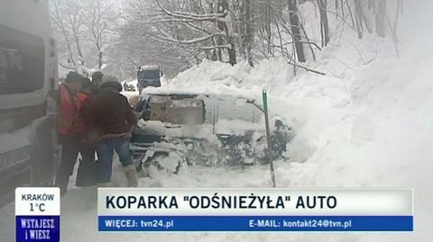 Koparka uszkodziła zasypany samochód (TVN24)