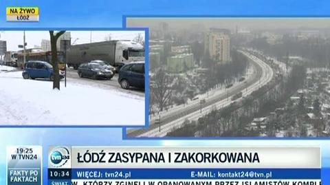 Łódź stoi przez opady śniegu (TVN24)