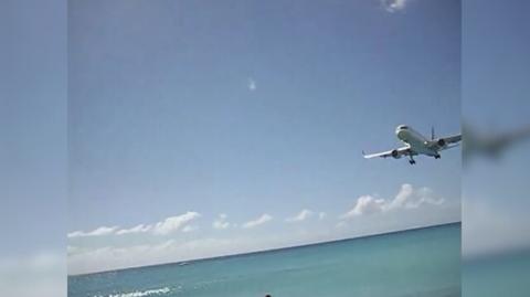 Lotnisko na wyspie  Sint Maarten/Saint-Martin. Do niedawna bajkowy krajobraz (nagranie z 2008 roku)