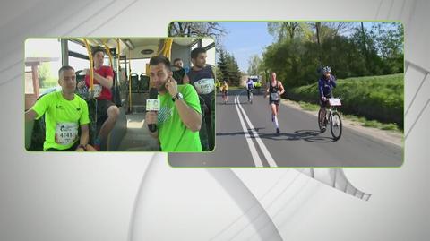 Marcin Pawłowski w autobusie zbierającym biegaczy z trasy