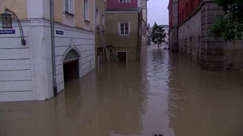 Mieszkańcy Pasawy sprzątają po powodzi (TVN24)