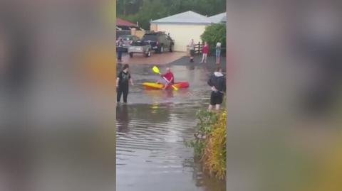 Mieszkaniec Eaton pływa po drodze na kajaku