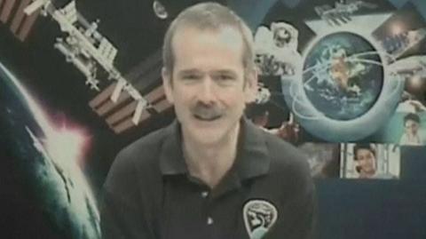 "Moje ciało jest obolałe". Hadfield przyzwyczaja się do Ziemi