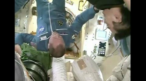 Moment dotarcia Forda, Tarełkina i Nowickiego na ISS, październik 2012 (NASA)