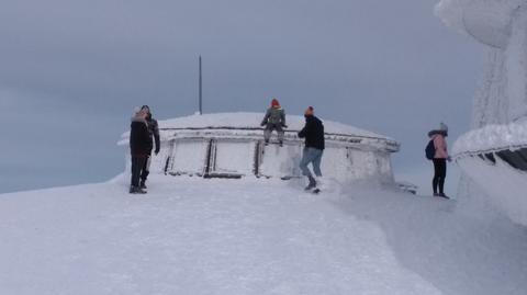 Na Śnieżce mocno wieje