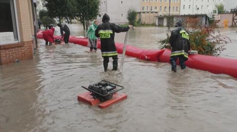 Nie pomagały zapory ani worki z piaskiem. Materiał "Faktów" TVN