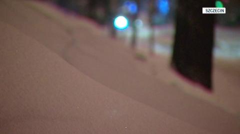 Niedzielny śnieg poważnie utrudnił ruch na ulicach Szczecina (TVN24)