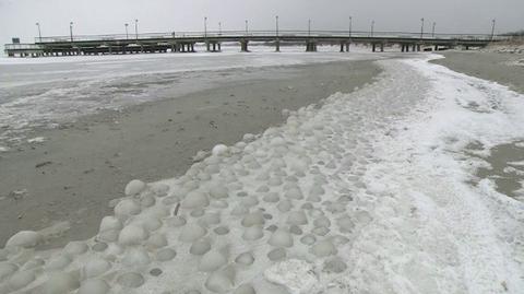 Niezwykłe zjawisko: lodowe kule pojawiły się na brzegu Bałtyku