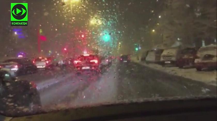 Obfite opady śniegu paraliżują ruch drogowy  