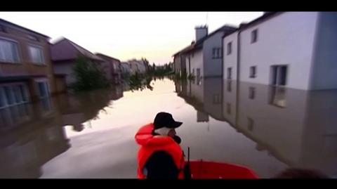 Powódź 2010. Bohaterscy strażacy (archiwum TVN24)