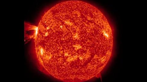 Rozbłysk towarzyszący erupcji na Słońcu (NASA)