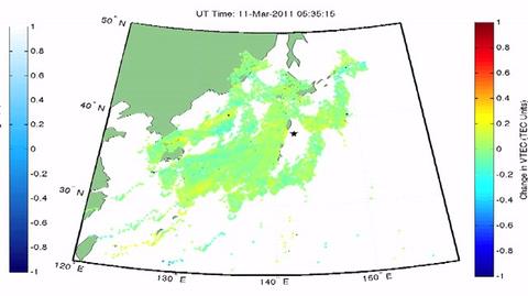 Ruch sygnałów GPS i fal tsunami 11 marca 2011 r. (NASA)