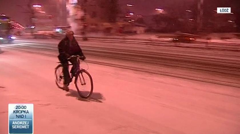 Śnieg na drogach Łodzi i Wrocławia (TVN24)