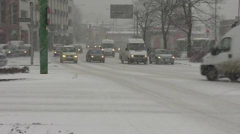 Śnieg utrudnia ruch w Poznaniu (TVN24)