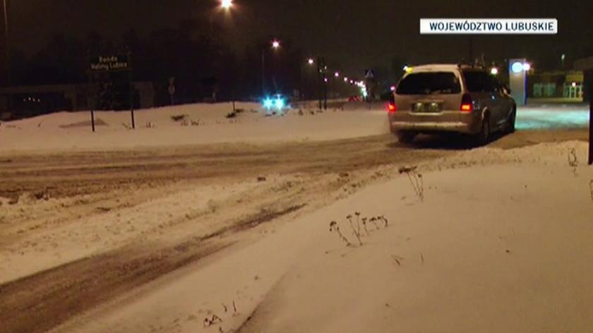 Śnieg utrudnił ruch na drogach w niedzielę (TVN24)