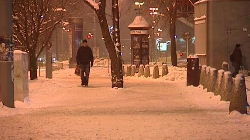Szczecin po nocnych opadach śniegu (TVN24)