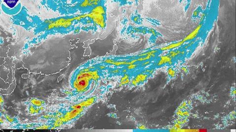 Tajfun prześwietlony falami podczerwonymi