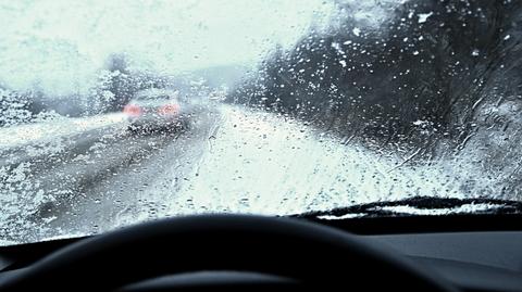 Trudne warunki na drogach Podlasia po opadach śniegu