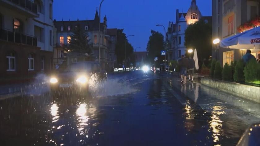 Ulice Świnoujścia zalane przez ulewne deszcze (iswinoujscie.pl)