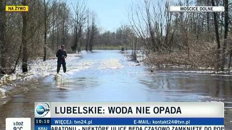 W Mościcach woda opadła o kilka centymetrów (TVN24)