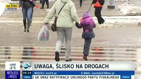 W Szczecinie na ulicach zalega błoto pośniegowe (TVN24)