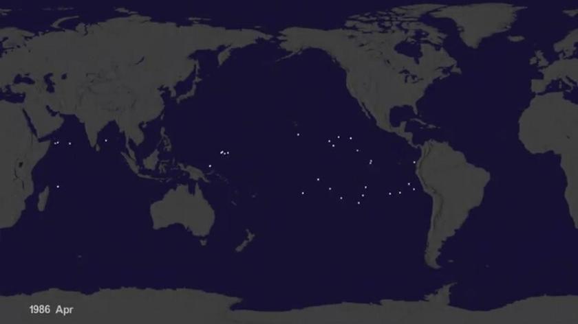 Wizualizacja przedstawiająca plamy śmieci na oceanie