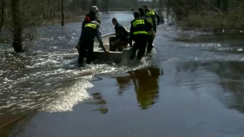 Woda odcięła drogę dojazdową do wsi (TVN24)