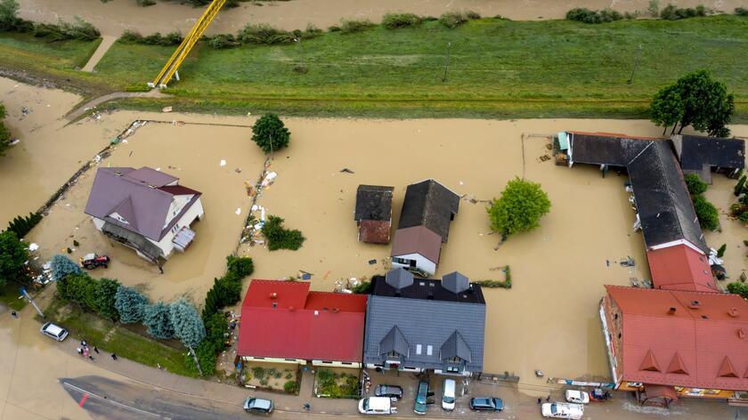Woda przerwała wał przeciwpowodziowy w miejscowości Łapanów
