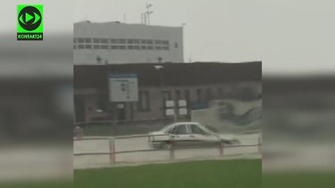 Wyjazd z lotniska Balice w trakcie trwającej teraz burzy