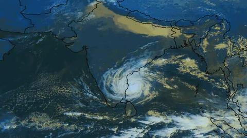 Zdjęcie satelitarne cyklonu Vardah nad Indiami