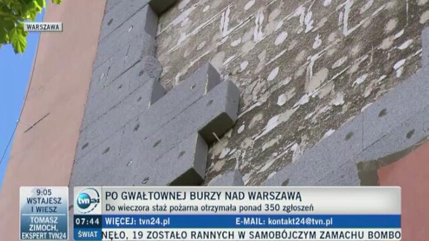 Zerwana elewacja budynku w Warszawie
