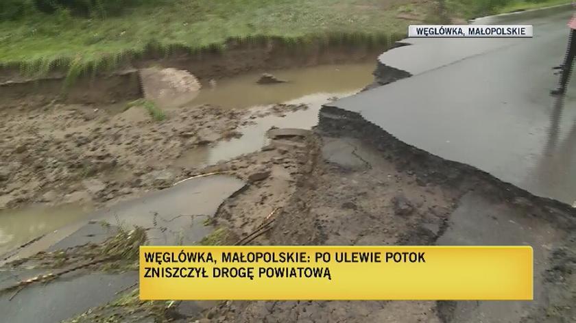 Zniszczona droga powiatowa w miejscowości Węglówka