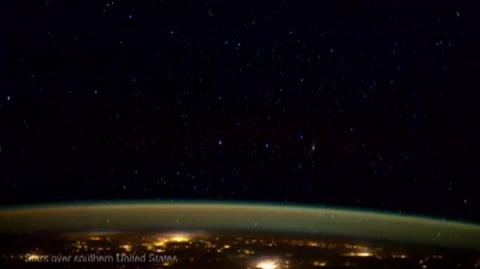 Zorze, pioruny i kometa nad Ziemią (NASA)