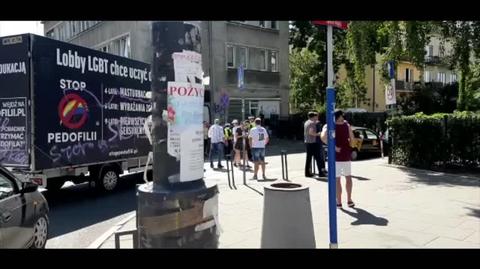 Piesi zablokowali furgonetkę z hasłami anty-LGBT