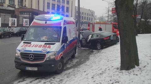 Audi uderzyło w latarnię