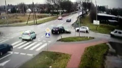 Zderzenie na skrzyżowaniu w Wyszkowie (wideo bez dźwięku)