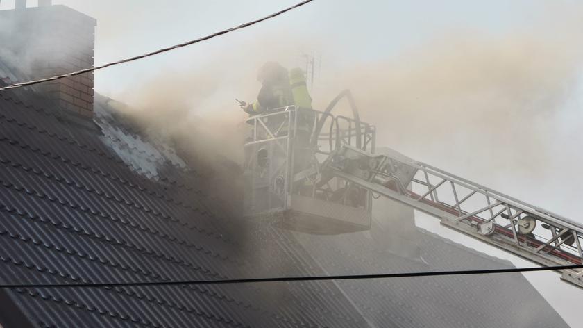Strażacy walczą z pożarem domu jednorodzinnego