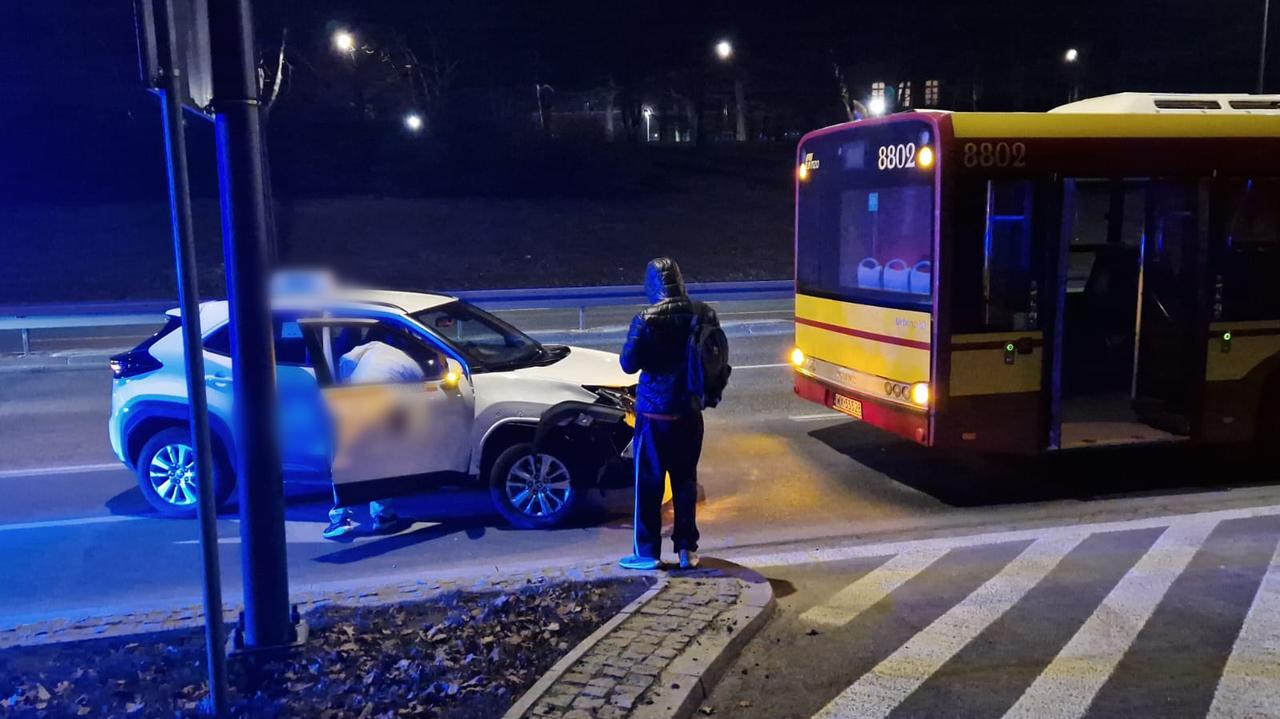 Zderzenie auta osobowego i autobusu. "Jeden z kierowców cofał na środku ulicy"