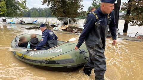 Policjanci pomagają powodzianom 