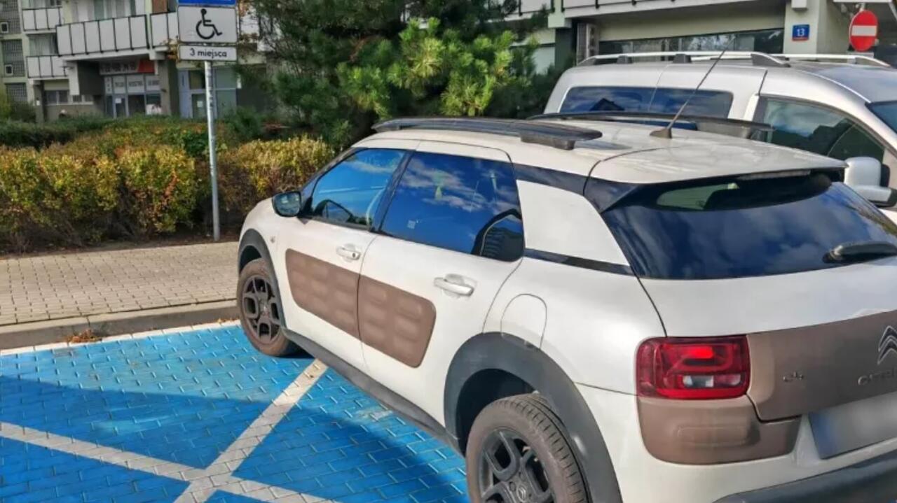 Użyła karty parkingowej zmarłej matki. Podczas kontroli zdradził ją jeden szczegół
