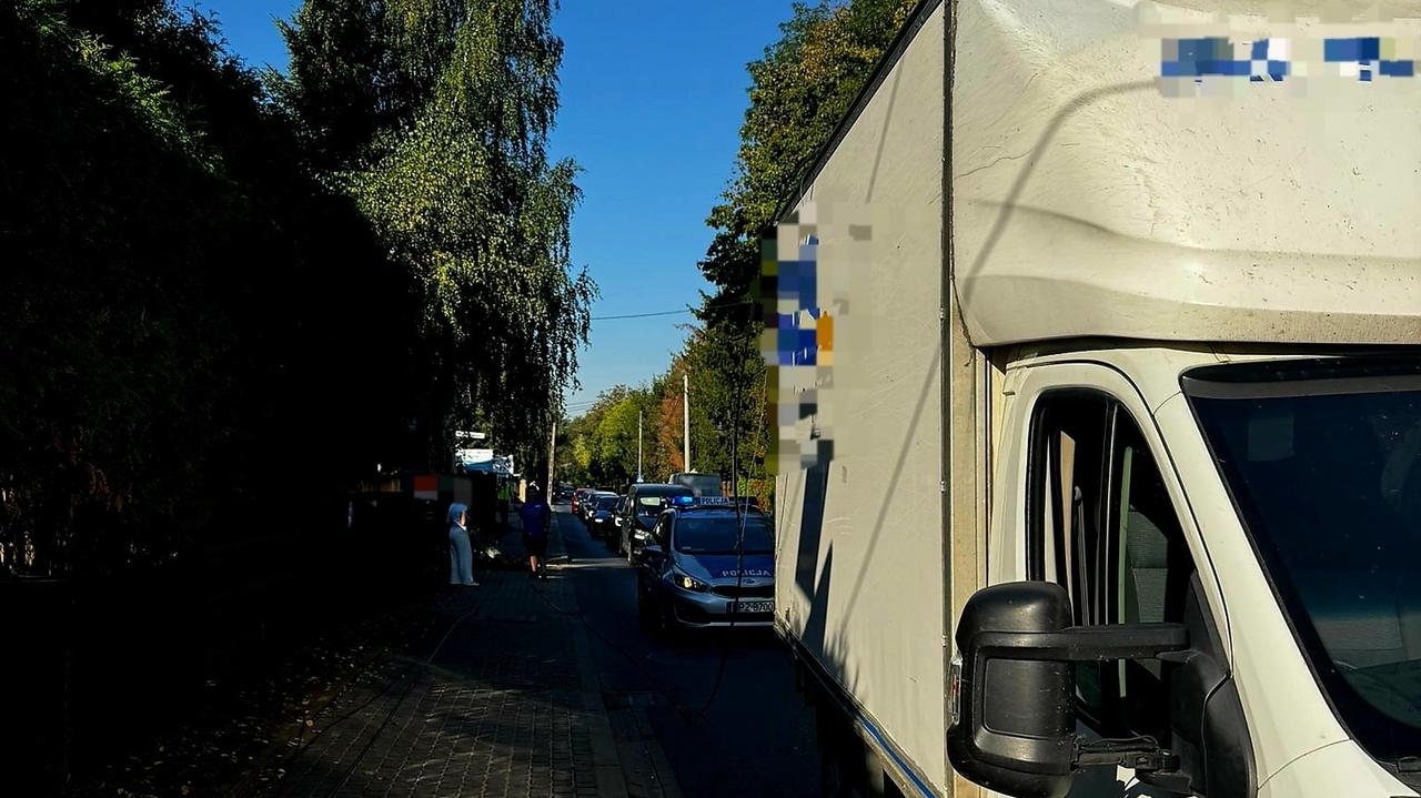 Wyjeżdżała spod paczkomatu, zerwała światłowód