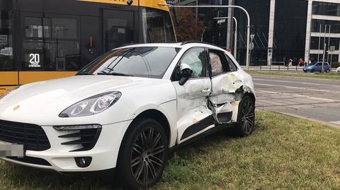 Zniszczone porsche po zderzeniu na rondzie Daszyńskiego 