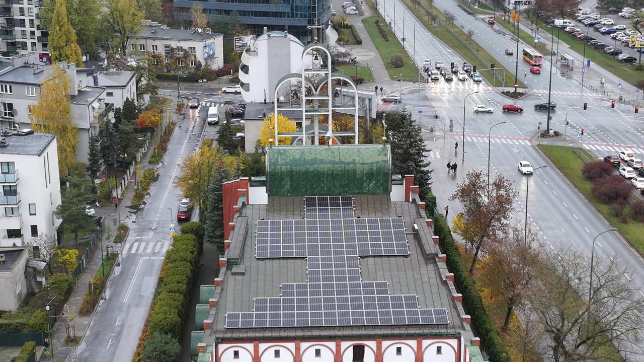 Krzyż z paneli fotowoltaicznych na dachu kościoła