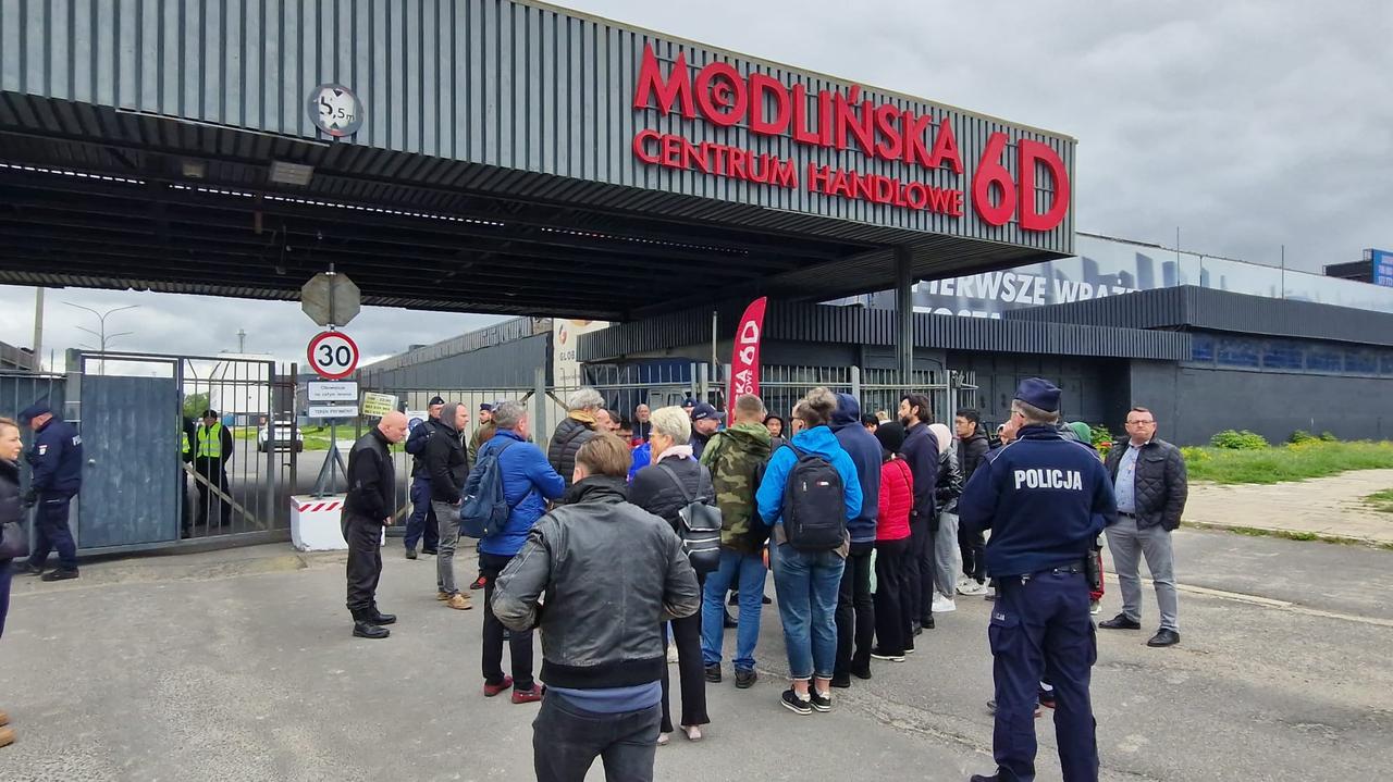 Centrum przy Modlińskiej zamknięte. "Kupcy sforsowali bramę", w użyciu gaz łzawiący