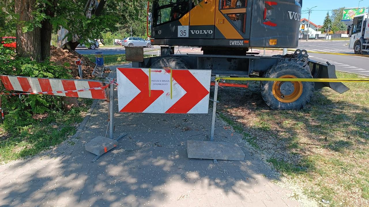 Zagrodzone przejście i kartka odsyłająca do nieistniejącego chodnika